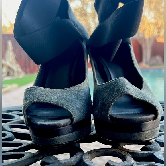 Bakers gorgeous suede leather peep toe stiletto heels - Picture 9 of 11